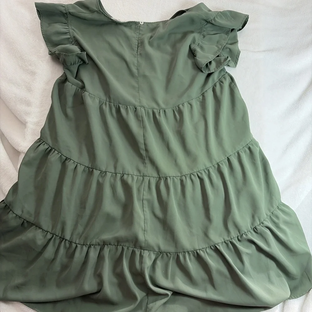 Entro Women's Green V-Neck‎ Dress Size Med Short Sleeve Flowy Boho Ruffles Lined